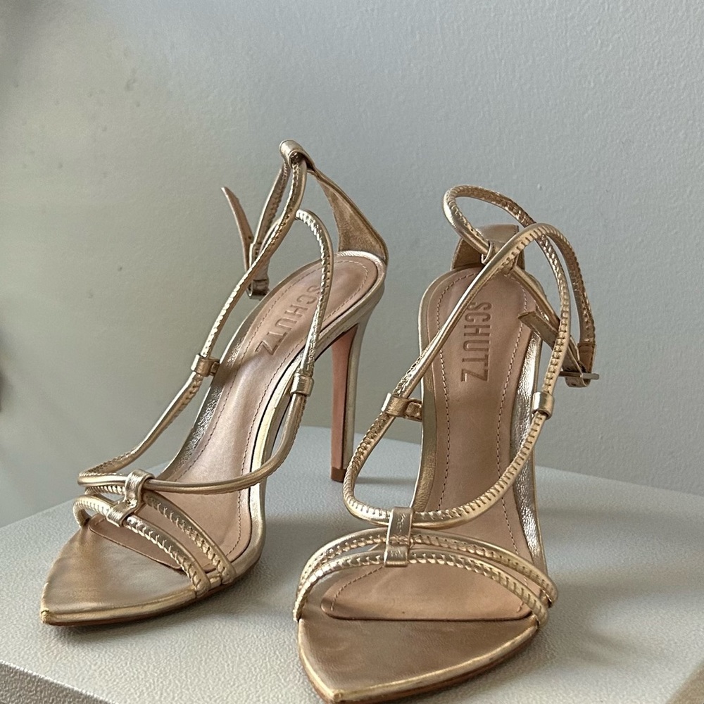 Beautiful SCHUTZ in very good condition